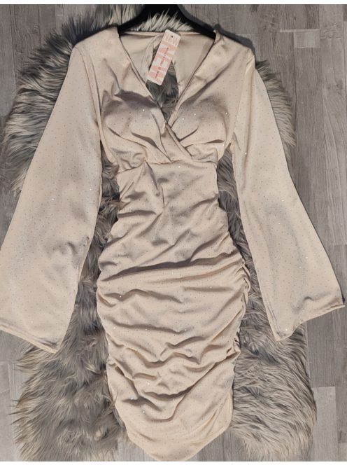 Kövekkel díszített ruha 